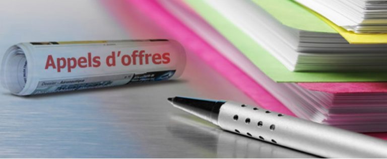 Photo symbolisant les appels d'offres : un stylo posé sur des documents administratifs et un rouleau de journal officiel portant la mention 'Appels d'offres'. Illustration idéale pour évoquer l'accompagnement de Frédérique Capelle, consultante juriste spécialisée dans la réponse aux marchés publics pour les collectivités et entreprises.