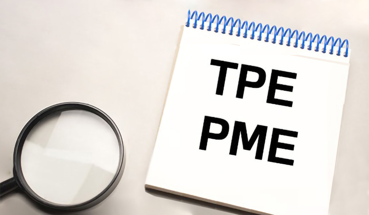 Illustration pour les TPE-PME : une main tenant un ordinateur portable affichant un graphique en croissance, entourée d'icônes symbolisant l'innovation, la connectivité et la performance